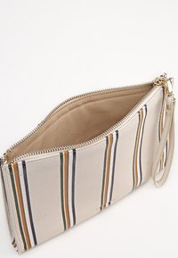 Proužkované psaníčko z jemné béžové umělé kůže s vertikálními pruhy v zelené, oranžové a námořnické modři; zapínání na zip a poutko na zápěstí.