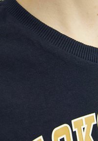 Jack & Jones Junior JJECALEB TEE O NECK - Camiseta estampada - navy blazer