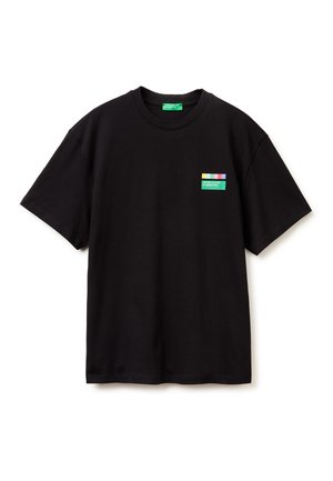 Camiseta negra de manga corta con cuello redondo y pequeño logotipo multicolor de United Colors of Benetton en el pecho izquierdo.