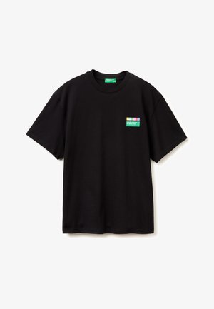 Schwarzes T-Shirt mit kurzen Ärmeln, Rundhalsausschnitt und kleinem, buntem United Colors of Benetton-Logo auf der linken Brust.