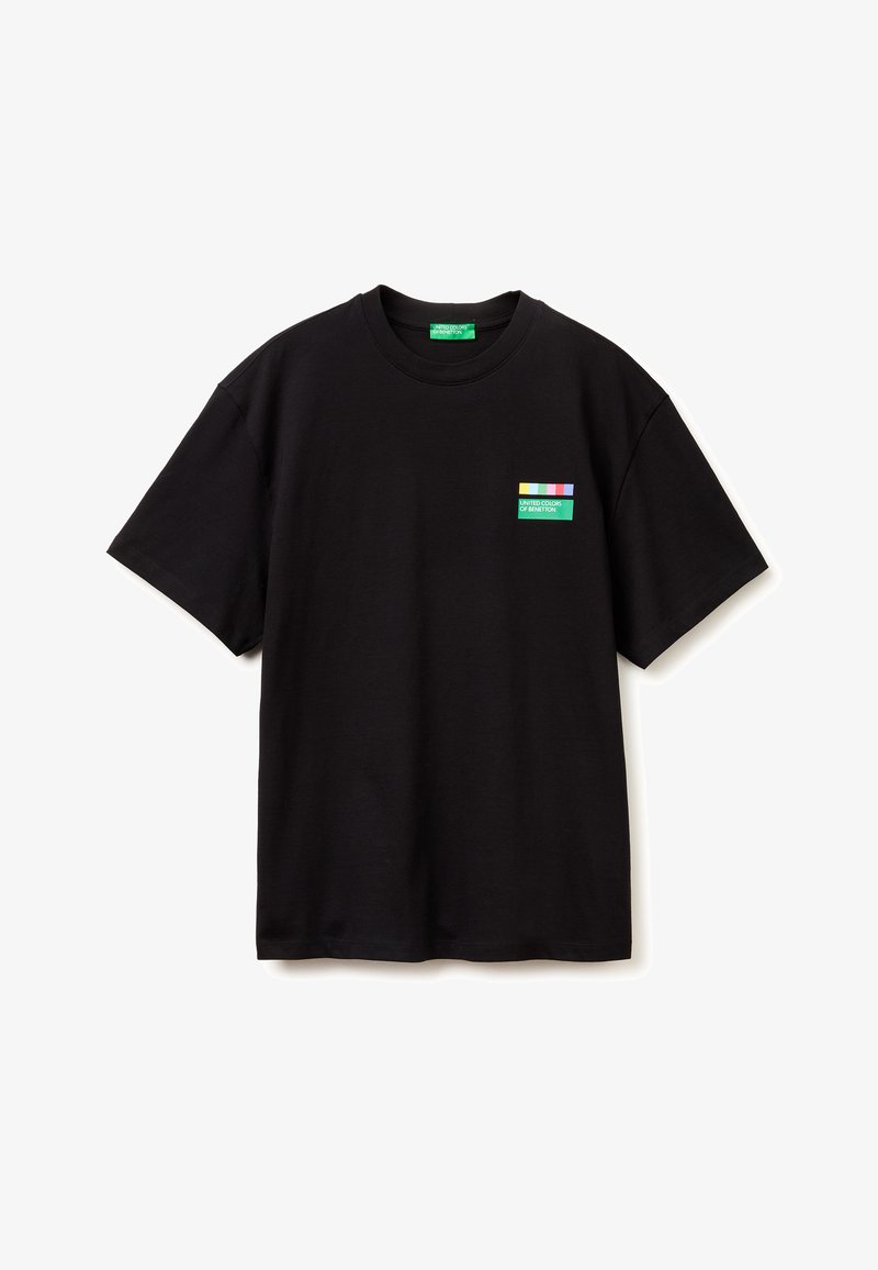 Schwarzes T-Shirt mit kurzen Ärmeln, Rundhalsausschnitt und kleinem, buntem United Colors of Benetton-Logo auf der linken Brust.