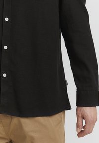 Solid SDALLAN LINEN MIX - Vapaa-ajan kauluspaita - true black