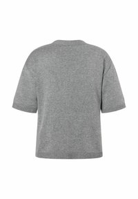 Kortærmet, strikket grå sweater med ribbet rund hals og manchetter; har en boksformet silhuet og en blød tekstur.