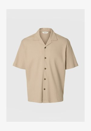 Beige ribbestrikket skjorte med korte ermer, fem knapper og hakket krage, vist på en ensfarget lys grå bakgrunn.