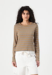 Brun langermet topp med horisontale striper i beige og hvit. Laget av ribbet stoff, med rund hals og tettsittende silhuett.