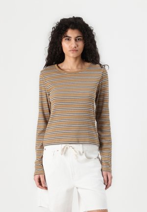 Brown long-sleeve top with horizontal stripes in beige and white. Made of ribbed fabric, featuring a round neckline and fitted silhouette.