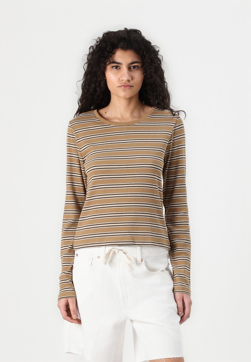 Brun langermet topp med horisontale striper i beige og hvit. Laget av ribbet stoff, med rund hals og tettsittende silhuett.