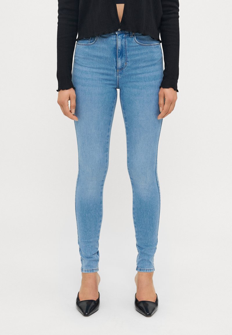Slanke jeans i lyseblå denim med høy midje, med en glatt tekstur, minimal søm og et klassisk fem-lommers design.