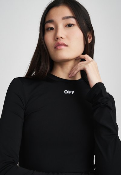 Sort langærmet top lavet af blødt materiale, med rund hals og "OFF" logo i hvid på brystet. Tætsiddende design med samlede ærmer.