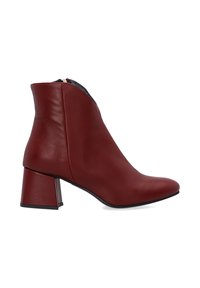 Červená kožená kotníková bota s špičatou špičkou a blokovým podpatkem. Disponuje bočním zipem a hladkým povrchem.