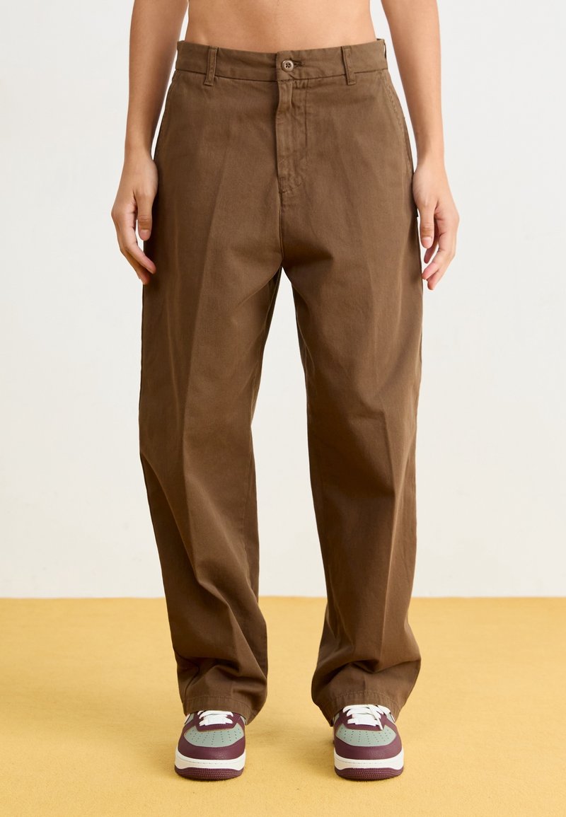Pantalon marron taille haute à coupe ample et décontractée. Fabriqué en tissu lisse avec une fermeture à boutons sur le devant et des poches latérales.