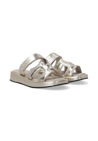 Metallic guld sandaler med flad sål, der har to brede remme. Remmene har en tekstureret finish og et udskåret design.