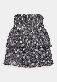 Jupe noire à volants avec un motif floral blanc et bleu clair et une ceinture élastiquée froncée.