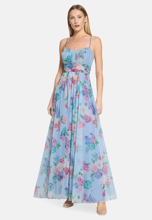 Robe maxi fleurie en mousseline bleu clair, dotée de fines bretelles, d'un corsage froncé et d'une jupe fluide ornée de motifs floraux colorés.