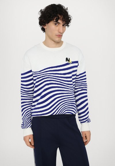 Weißer Strickpullover mit blauen wellenförmigen Streifen, Rundhalsausschnitt und einem schwarz-gelben gestickten Logo auf der Brust.