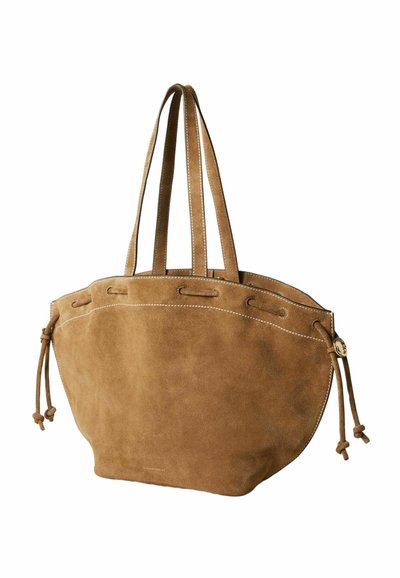 Bolso tote de ante marrón con doble asa, lados con cordón y costuras blancas visibles a lo largo del borde superior y las asas.