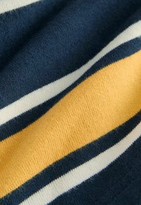 Tissu tricoté avec des rayures bleu marine, blanches et jaunes. Texture douce avec un mélange de couleurs et une finition lisse. Aucun motif ni élément métallique notable.