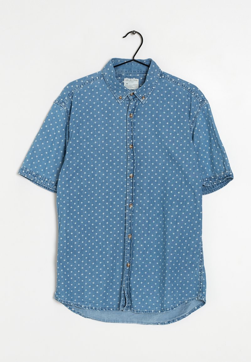 Chemise en denim à manches courtes avec des pois blancs, fermeture à boutons à l'avant et un col classique. Présente un ourlet arrondi et une couleur bleue.