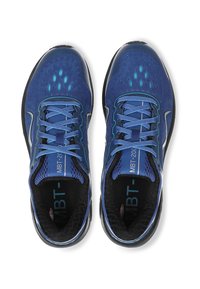 Scarpe sportive blu con tomaia in rete, accenti riflettenti, interno nero e linguetta imbottita. Caratterizzate da lacci e un design distintivo della suola curva.