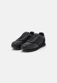 Mustad lace-up tossud, millel on sile nahk ja kangas peal, esiküljel on tekstuuriga logo muster ning tekstuuriga kummist tald.