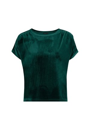 Korte groene fluwelen top met korte mouwen, ronde halslijn en een iets relaxte pasvorm. De stof heeft een zachte, gladde textuur met een subtiele glans.