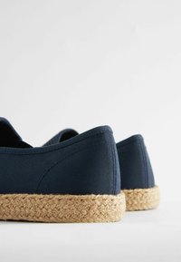Marine canvas sko med en tekstureret, vævet jutesål. Design med lukket hæl og forstærket syning langs kanterne.