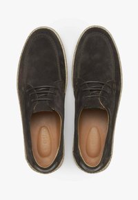 Tmavě hnědé semišové boty s kulatou špičkou, šněrovacím designem a světlou gumovou podrážkou. Interiér obsahuje béžovou, polstrovanou stélku.