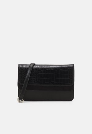 Sort rektangulær clutch med krokodillemønster på klappen og glat nederste sektion, med aftagelig håndledsrem med metalring.