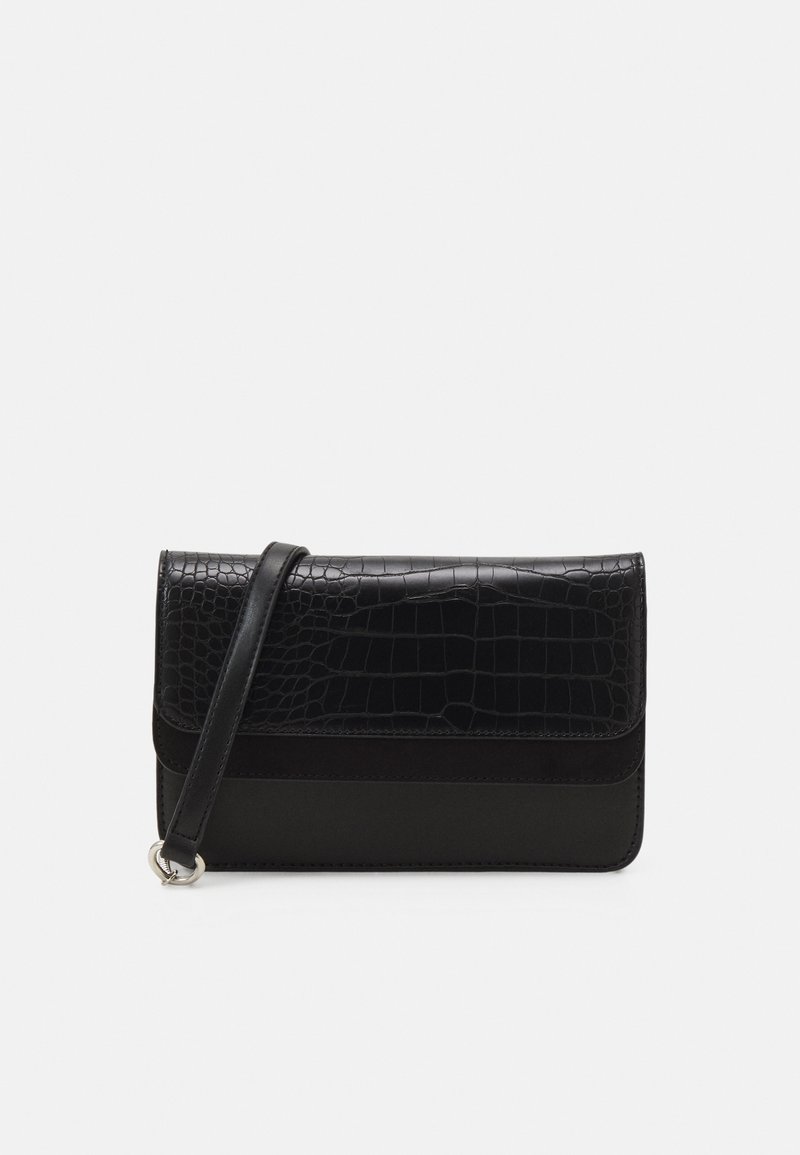 Pochette rectangulaire noire avec texture crocodile sur le rabat et partie inférieure lisse, équipée d'une lanière de poignet amovible avec anneau en métal.