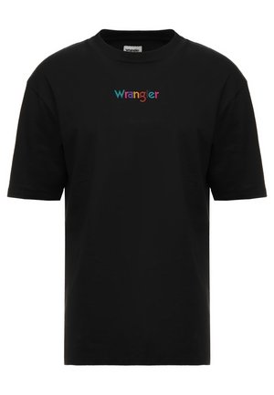 Czarny t-shirt z krótkim rękawem i okrągłym dekoltem z wielobarwnym logo „Wrangler” na środku klatki piersiowej.