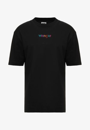 Camiseta negra de manga corta con cuello redondo y logo multicolor de "Wrangler" centrado en el pecho.