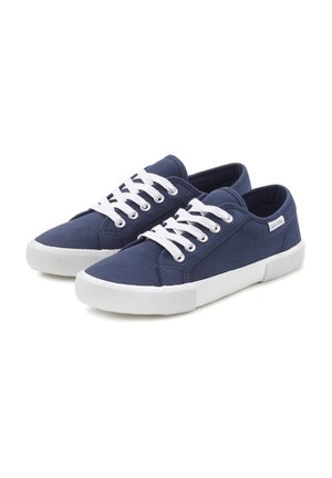 Námorně modré plátěné tenisky s bílými tkaničkami, kulatou špičkou, gumovou podrážkou a nenápadnou značkovou cedulkou na boku. Mají texturovaný svršek.