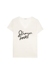 Camiseta de algodón blanca con escote en forma de V y mangas cortas. Presenta texto en cursiva negro que dice "Amor más fuerte" centrado en el frente.