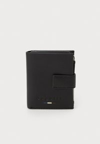 Portafoglio in pelle nera con un design quadrato minimalista, dotato di chiusura a pulsante, logo impresso e un accento di colore sottile sul davanti.