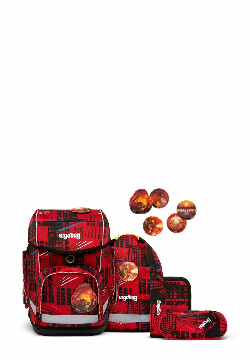 Zaino ergonomico rosso con motivi geometrici, dettagli riflettenti e cerniera gialla. Include una borsa più piccola coordinata e un astuccio. Cinque distintivi circolari.