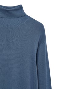 Blauer, gerippter Pullover mit hohem Kragen und langen Ärmeln. Der Stoff wirkt weich und leicht und hat eine glatte Textur ohne Muster.