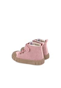 Sneaker alte in corduroy rosa con suola in gomma beige, caratterizzate da un design a coste testurizzate, punta rotonda e fodera morbida.