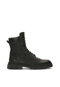 Bota de combate de cuero negro con caña alta, cordones en el frente, suela de goma y un sutil detalle texturizado en la parte superior.