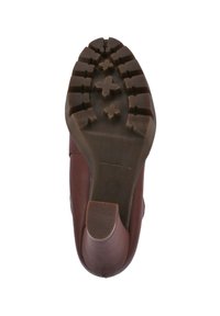 Suela de bota de cuero marrón con un diseño robusto, que presenta una banda de rodadura texturada y patrón para tracción. Tacón redondeado, material duradero y forma flexible.