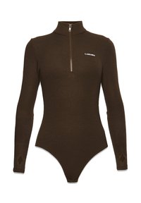 Hnědý dlouhý rukávový body z žebrované látky, s vysokým límcem, čtvrtým zipem a logem na hrudi. Diamantové výřezy na manžetách.