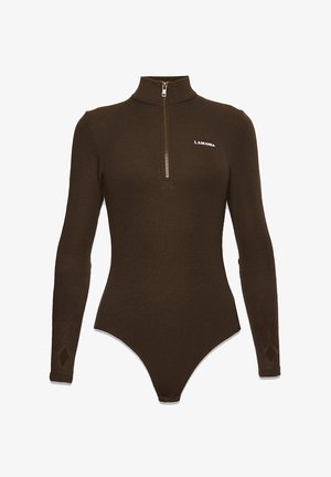 Barna hosszú ujjú body bordázott anyagból, magas gallérral, negyed cipzárral és logó részlettel a mellrészen. Gyémánt alakú kivágások a mandzsettákon.