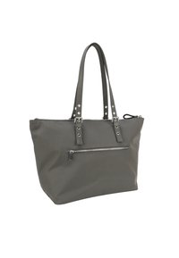Grå tote-väska gjord av strukturerad textil, med två långa handtag, en dragkedjeficka på framsidan och dekorativa metalldelar.