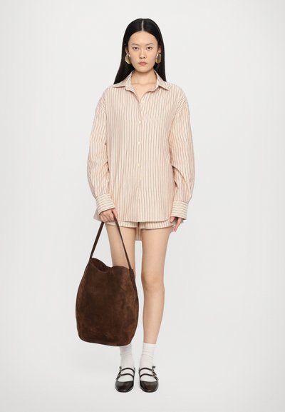 Liffner BELTED BUCKET BAG LARGE - Kézitáska - dark brown