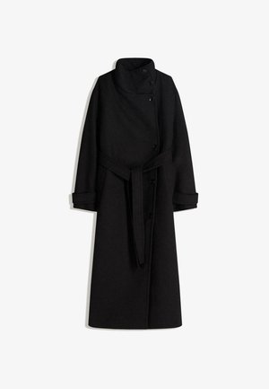 Fekete gyapjú keverék kabát magas gallérral, hosszú ujjakkal és öves derékkal. Gombos elülső rész és hajtogatott mandzsetták jellemzik.