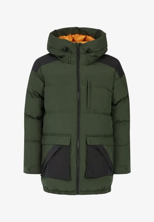 Groene pufferjack met een capuchon, zwarte accenten, een voorrits en twee grote voorzakken. Binnenkant gevoerd met fel oranje.