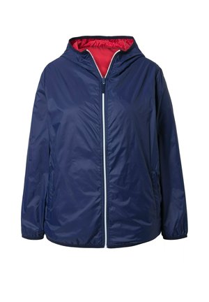 Navyblå hættejakke med hvid lynlås foran, elastiske ærmekanter, sidelommer og rød inderforing.