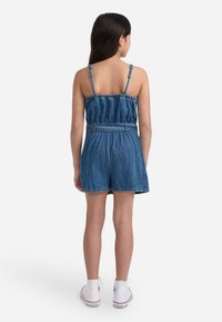 Jeans romper med justerbare spaghetti-stropper, elastisk liv og belte i en mellomblå farge, med en løs passform og shortsdesign.