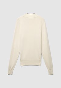 Hellbeige Strickpullover mit langen Ärmeln, gerippten Bündchen und Saum sowie einem gewellten Ausschnittdetail. Einfarbige Rückseite ohne zusätzliche Verzierungen.