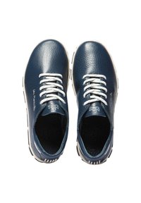 Chaussures en cuir bleu marine avec des lacets blancs, bout arrondi, dessus texturé et semelle blanche contrastante. Présente une marque sur le côté.