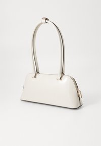 Borsa a mano in pelle verniciata bianca con design curvo, manici doppi, dettagli in hardware dorato e chiusura zip sulla parte superiore.